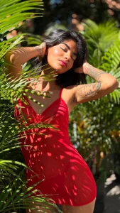 TweetiePieXXXのSexy in redの 2枚の写真