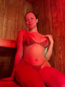 lexiethompson_ Warm up in the sauna 🥵 Immagine  2