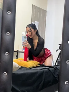 Iam_charlotte69Sexy outfit Bild 3