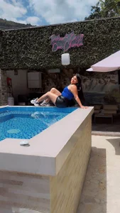 Stylevoluptuousvycky Public Foto 7