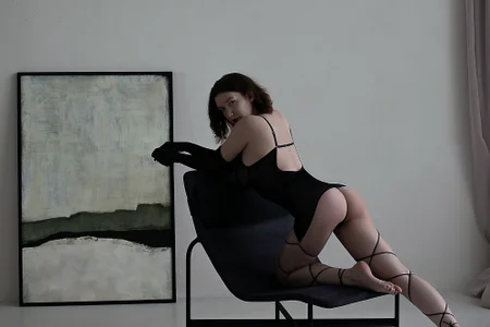 NataliaGonharova sexy black dress Pic 2