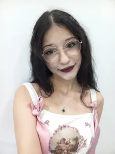 Should I keep the glasses on while I play with the straps? od MandaForero  snímek
