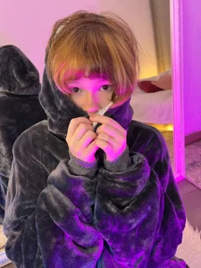 NEON de MikassaBowl  4 photos