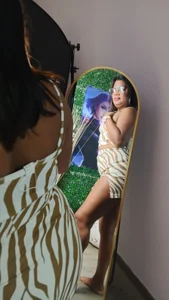 Melody_Spark WOMAN IN THE MIRROR Foto 4