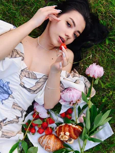 Alice_Deleon I'm at a picnic🥰 Pic 4