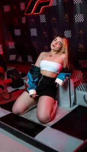 meraki_fraise F1 Girl: I Ride Fast, I Play Dirty 🏁 Immagine  6