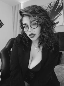 Dakhota_Rouge Soft lights are enough ... 🖤🤍 Pic 4