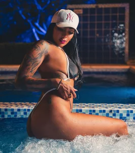 AngelineHeetのSentirse sexy y caliente 😈の 2枚の写真