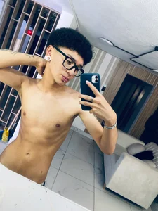 David_Banks_ The boy with glasses. Bilde