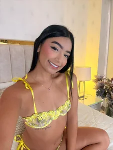 MeganCruzGB Yellow and a good smile 🔥🌻 Foto 2