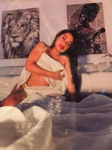 Grace_Cooper_ Between tenderness and mischief 🍒 Kuva