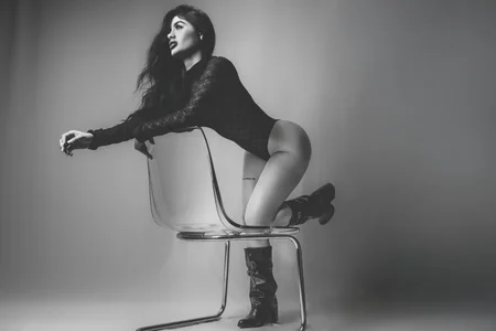 SOPHICARTERS Black & White Beauty Pic