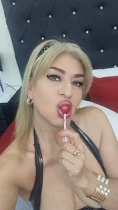 alana_johnson_0 I would love to share chocolate with you Hình