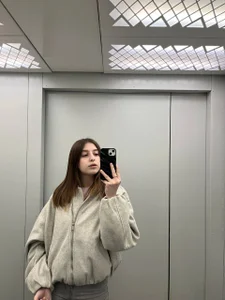 LeanneDinkle almost stuck in the elevator slika 3