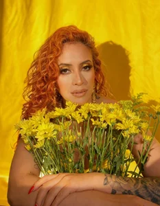 sahra_taylor_ YELLOW FLOWERS AND HONEY🌻🍯 Immagine  9