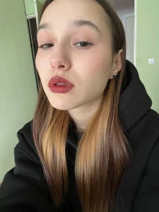 Harlybaby_2007のput on makeup before the streamの枚の写真