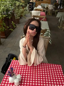 I'm having lunch at the best restaurant in the world💕 de AnabelHun  3 Imagens