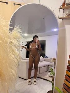 Chloe_adams_1: A little temptation 😈🔥 ( 4 фото)