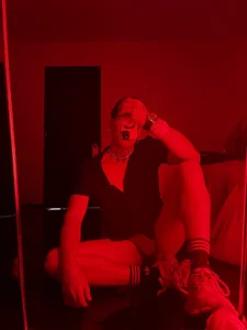 AlecBanne_ I'll wait for you in the red room 😈🔥 圖片 5