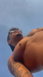 Young_laroi Beach 🌊❤️ รูป  2