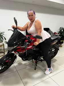 girl_amada Do you want to see how I start your engine? Foto