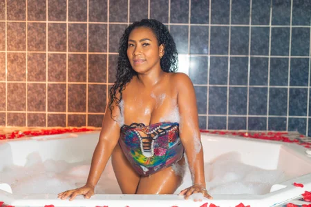 OliviaBurning What if we take a shower together? 💙 Bilde 7