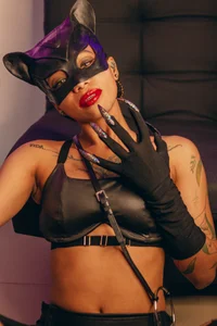 Caught in my clutches😾👻 de daiana_curly  4 Imagens