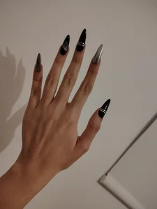 LanaGodard Hand 🫣🦇 Bilde 6