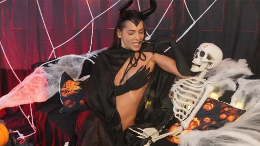 PlayfulShow Dark, mysterious, and dangerously irresistible 🕷️ Pic 4