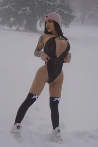 NaomyFlame Winter Session ❄️🌬️ slika