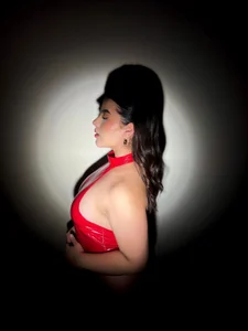 CandaseRussell Passion red. Pic 5