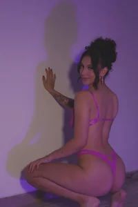 miss__charlotte7のBetween shadows and violets 😈💜の枚の写真