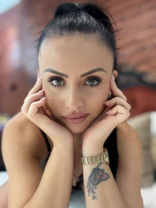 SuzanneKer1 💋 A Taste Of Trouble Foto 8