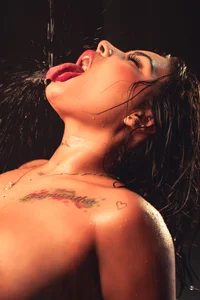 MaddyGray_ Woman, you are water, free and eternal. Bilde 7