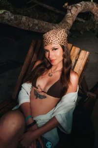 Giselle_royy on the beach Immagine  3