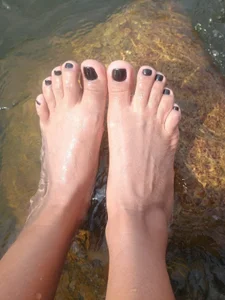 roxxy_whitewet and shiny feet💦图片 2
