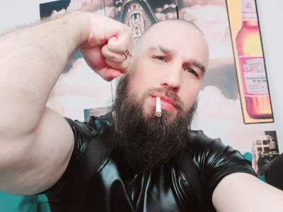 I am here for you! Domination, cum, smoke, leather or any other fantasy just ask! de ArmandoSteel4u Foto 6