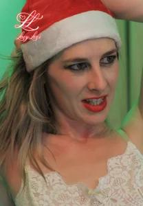 LacyLexiのWhat would you do if you found me under your tree?.の 8枚の写真