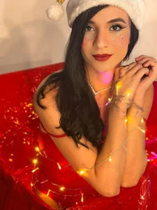 PamelaAnderson_2 Christmas red Pic 4