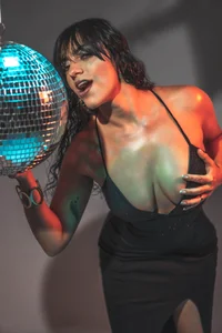 Victoriaawell_ Teasing curves and sensual moves—3 dance shots you can’t resist! 💋 Poză 2