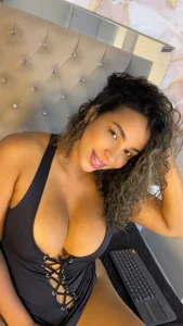 ainaah_ sexy cleavage 사진 4