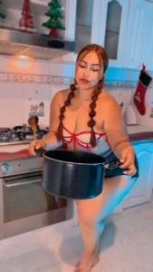 LeahxBarker Leah wants to be fucked in the kitchen Pic 5