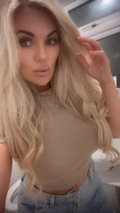 TheCumSlutBarbie Public Bilde 4