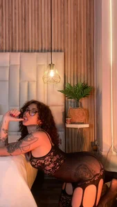 VenuzSofiaのYour naugthy girl 😈の 3枚の写真