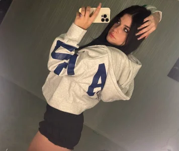 JeniceSourwine kullanıcısının New outfit… what do we think? 👀 albümü -  2 fotoğraf