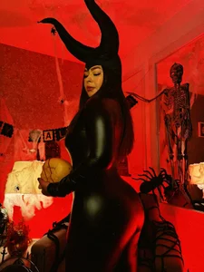 SofieReyes Dangerously Bewitched🩸🕷️🖤 Pic 5