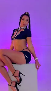 LiahGrey your horny stewardess Bilde