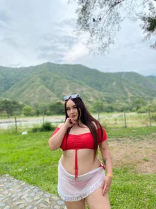 emily_hilton1: Public ( 4 фото)