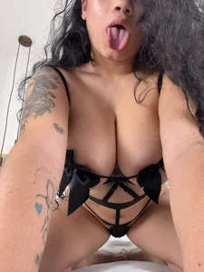 LyzzGuzman feeling sensual Pic 2