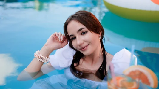 bbratz wet in pool Pic 3